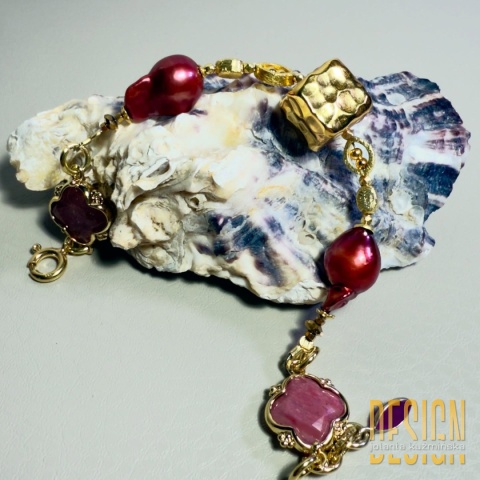 Bransoletka z czerwoną perłą Biwa i rodonitem – pozłacane srebro 24k