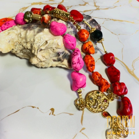 Bransoletka z czerwonego howlitu z czarnym agatem i złoconymi detalami