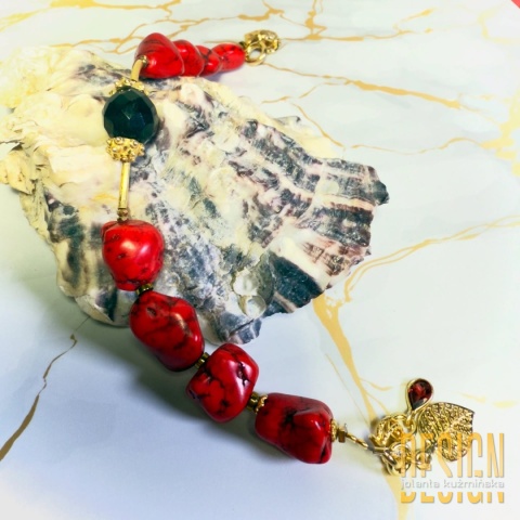 Bransoletka z czerwonego howlitu z czarnym agatem i złoconymi detalami