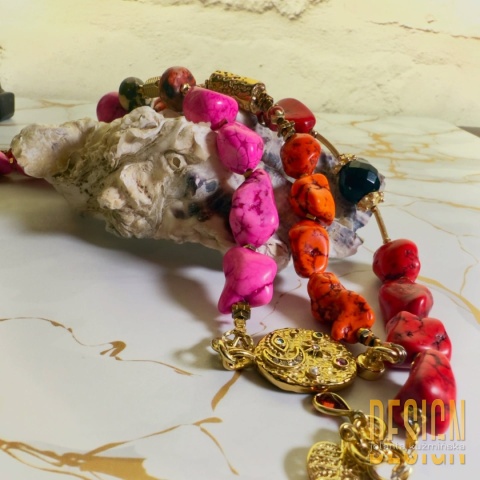 Bransoletka z czerwonego howlitu z czarnym agatem i złoconymi detalami