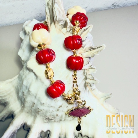 Bransoletka z czerwonego i kremowego koralu z zawieszką z rodonitu – srebro pozłacane 24k