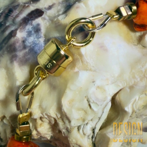 Bransoletka z howlitu w odcieniu pomarańczy z czerwoną perłą | Srebro pozłacane 24K – Kuźmińska Design