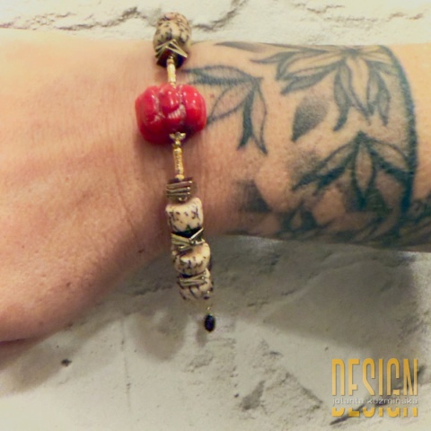 Bransoletka z jaspisu z czerwonym huayruro i złoconymi detalami