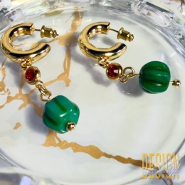 Kolczyki z malachitem i czerwonym kryształkiem – pozłacane | Kuźmińska Design