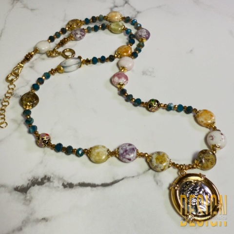 Naszyjnik Antiqua z jaspisów i apatytu z antyczną zawieszką – 42 cm