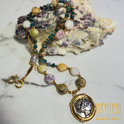 Naszyjnik Antiqua z jaspisów i apatytu z antyczną zawieszką – 42 cm