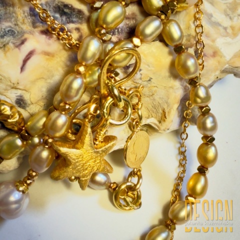 Długi naszyjnik z naturalnych pereł – szampański kolor, antyczna zawieszka, srebro złocone 24k UNIKAT | Kuźmińska Design