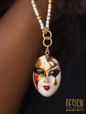 Naszyjnik z Howlitów z Maską Wenecką – Srebro Złocone 24 k | Kuźmińska Design