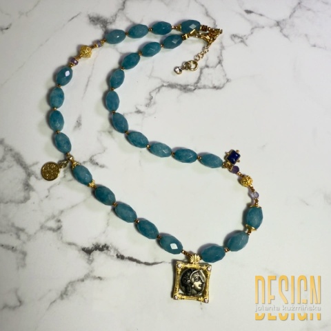 Naszyjnik z akwamarynów z antyczną zawieszką i akcentem ametystu