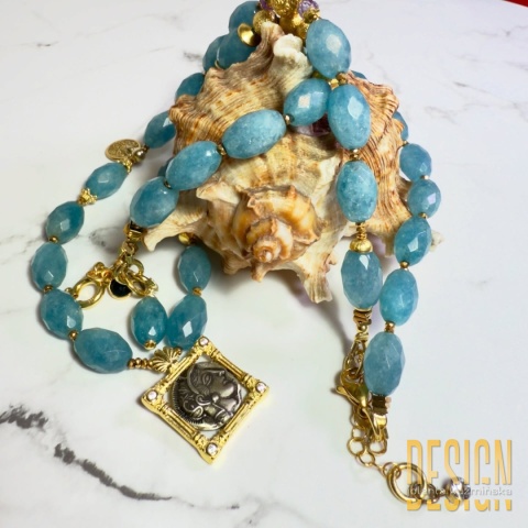 Naszyjnik z akwamarynów z antyczną zawieszką i akcentem ametystu