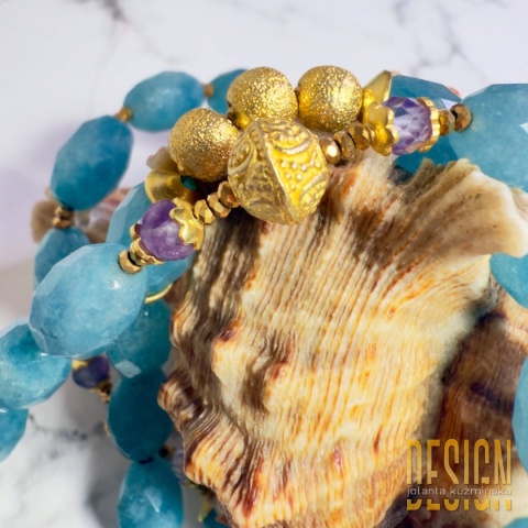 Naszyjnik z akwamarynów z antyczną zawieszką i akcentem ametystu