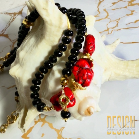 Naszyjnik z czarnego onyksu i czerwonego howlitu – złocone detale 24 K