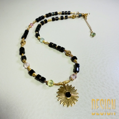 Naszyjnik z czarnego onyksu i morganitów ze złoconą zawieszką