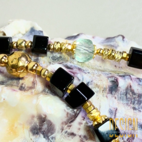 Naszyjnik z czarnego onyksu i morganitów ze złoconą zawieszką