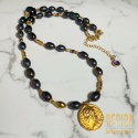 Naszyjnik z czarnych i zielonych pereł z antyczną monetą – 44 cm