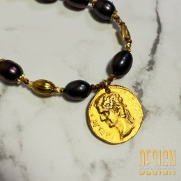 Naszyjnik z czarnych i zielonych pereł z antyczną monetą – 44 cm