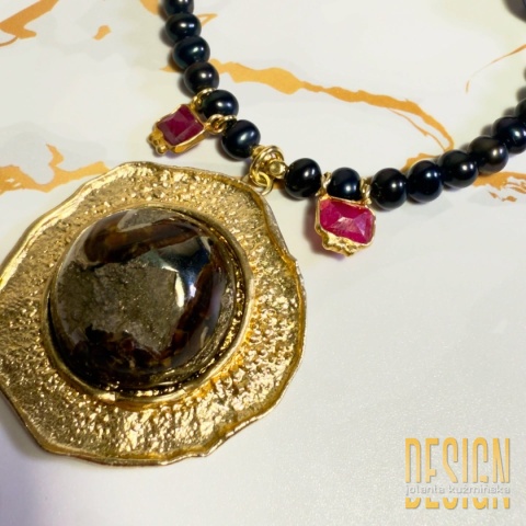 Naszyjnik z czarnych pereł, pirytu i rubinu | Srebro pozłacane 24K | Kuźmińska Design