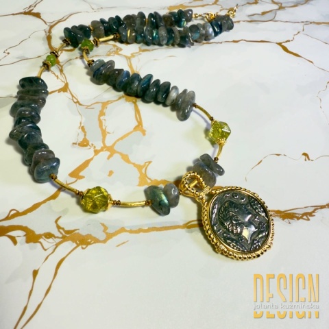 Naszyjnik z labradorytów z antyczną zawieszką Juliusza Cezara | Kolekcja Antiqua – Kuźmińska Design