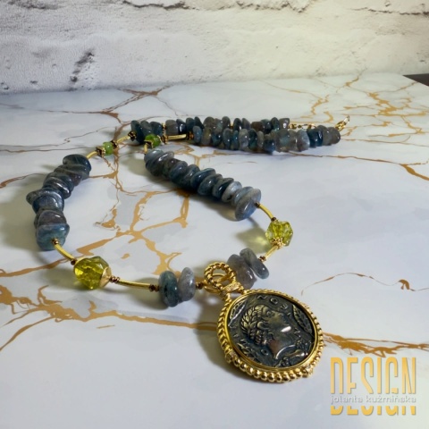 Naszyjnik z labradorytów z antyczną zawieszką Juliusza Cezara | Kolekcja Antiqua – Kuźmińska Design