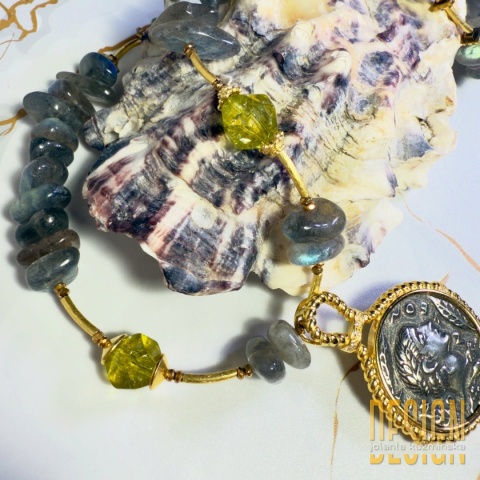 Naszyjnik z labradorytów z antyczną zawieszką Juliusza Cezara | Kolekcja Antiqua – Kuźmińska Design