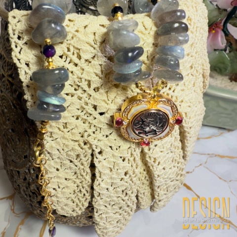 Naszyjnik z labradorytów z zawieszką Ateny – srebro złocone 24k | Unikat 1/1