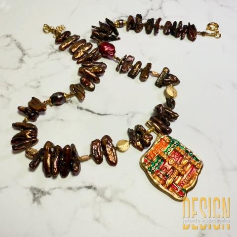 Naszyjnik z naturalnych pereł z sygnowaną zawieszką rolled gold – 44 cm + łańcuszek 4 cm