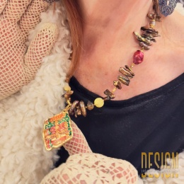 Naszyjnik z naturalnych pereł z sygnowaną zawieszką rolled gold – 44 cm + łańcuszek 4 cm