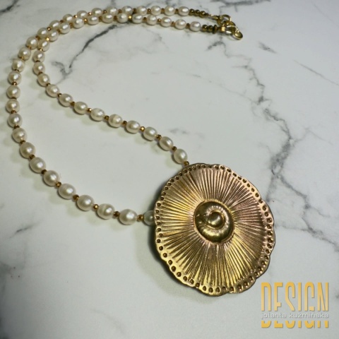 Naszyjnik z naturalnych pereł z zawieszką w złoconym srebrze 24k – unikat 1/1