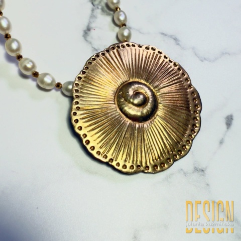 Naszyjnik z naturalnych pereł z zawieszką w złoconym srebrze 24k – unikat 1/1