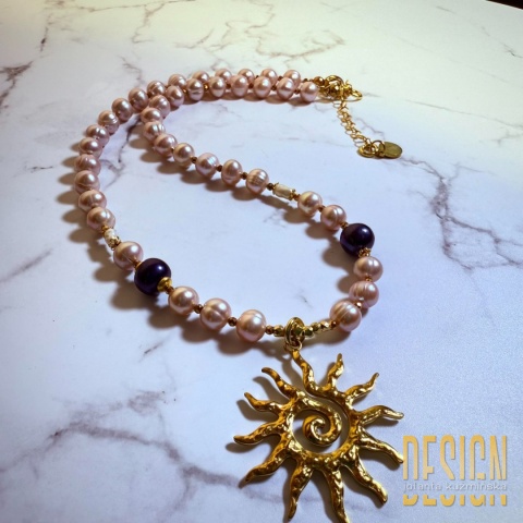 Naszyjnik z pereł Honora pudrowy róż – antyczne słońce | Kuźmińska Design