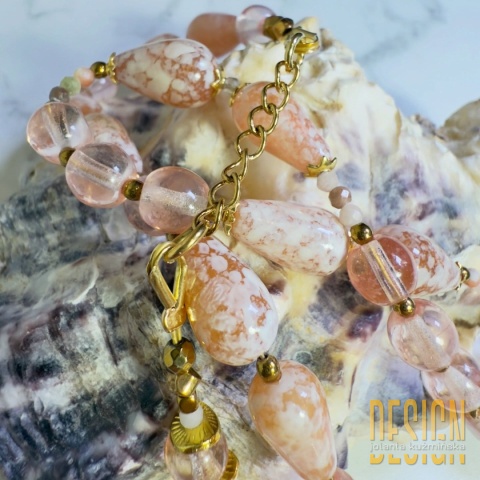Naszyjnik Murano w odcieniach różu z antyczną zawieszką – rolled gold