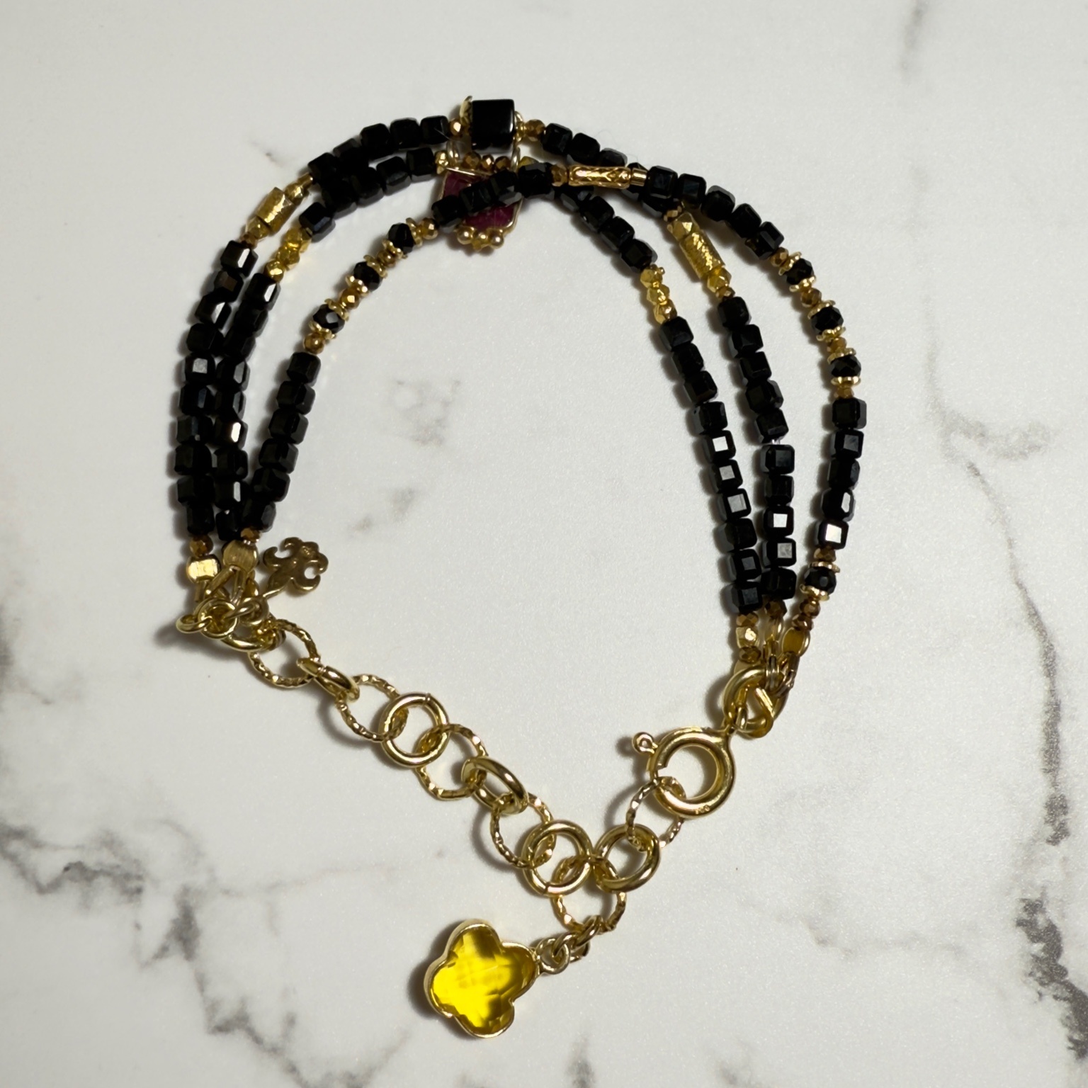 Jak wybrać idealną biżuterię dla siebie? 7 zasad, które odmienią Twoją stylizacj