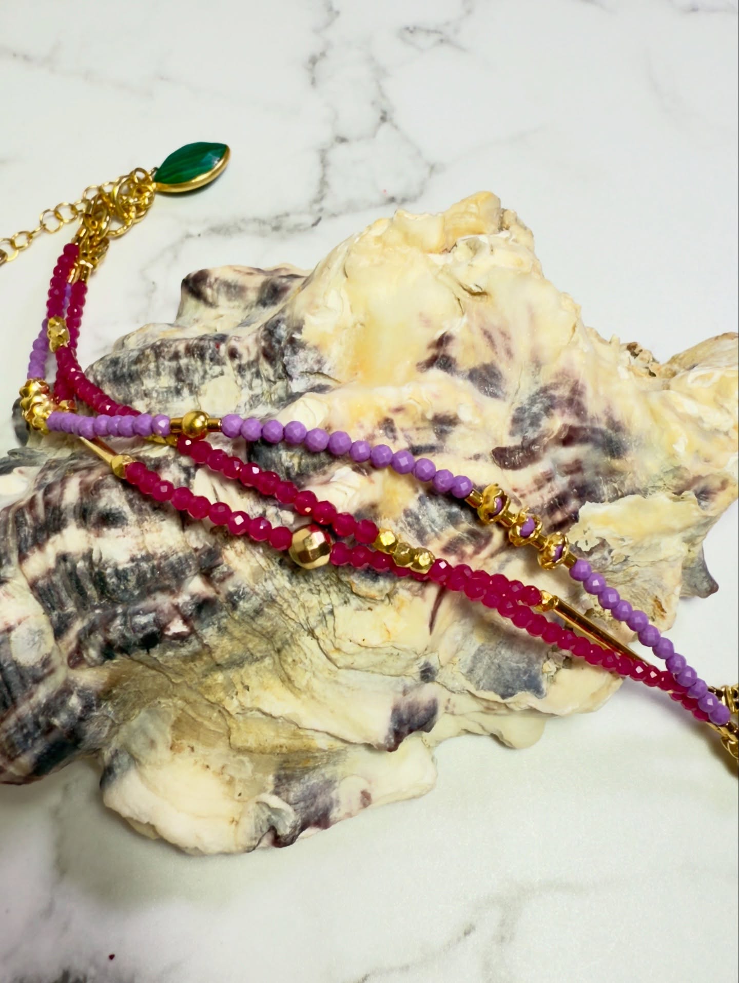 Jak powstaje biżuteria Kuźmińska Design – od kamieni do gotowej bransoletki