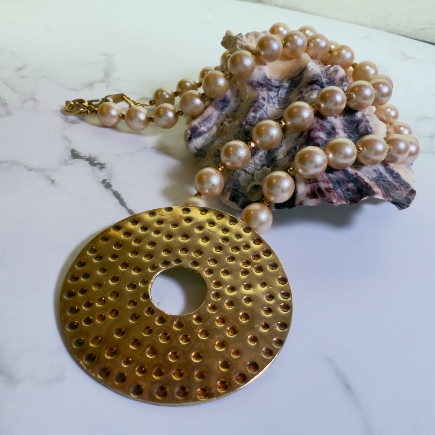 Perły porcelanowe a perły naturalne – czym się różnią i jak wybrać idealny naszyjnik?